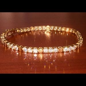14K SOLiD YELLOW GOLD AND CRYSTAL TENNIS BRACELET.